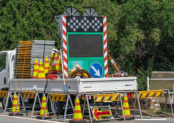 訂貨碼:24692&24693 <訂價各$28> #(免手續費)No.82 Road Gear Transport Truck/No.102 DHL Delivery Mini Van=Tomica